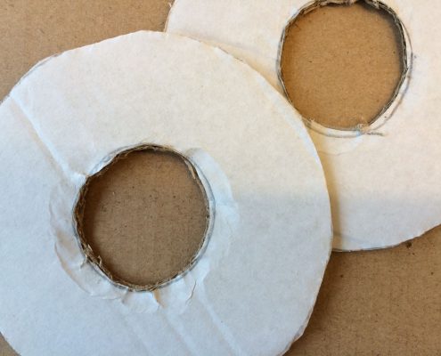 Twee kartonnen ringen voor een pompoen